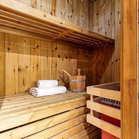 Le Cristal Gm7 Mountain View, Pool, Private Sauna & Parking - Happy *